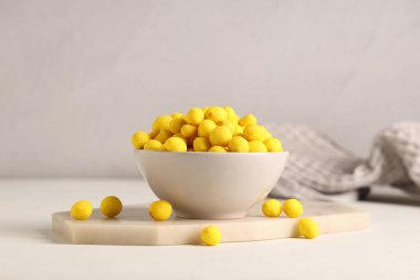 Açık arkaplanda peynirli fıstık tabağı