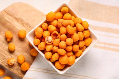 Hafif arka planda acı biberli fıstık tabağı.