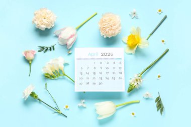 Nisan takvimi ile kompozisyon ve renk arkaplan üzerinde farklı bahar çiçekleri