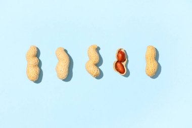 Mavi arka planda bir sürü soyulmamış fıstık