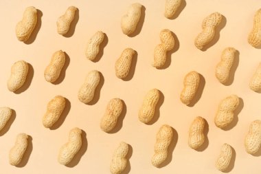 Bej arka planda bir sürü soyulmamış fıstık