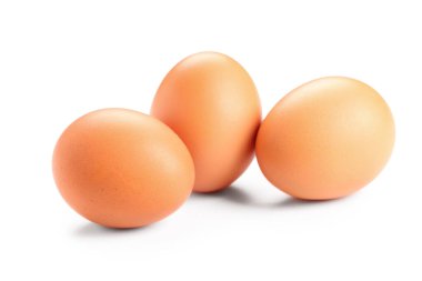 Beyaz arka plan üzerinde kahverengi tavuk yumurtası