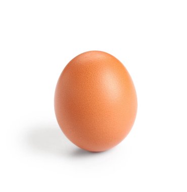 Beyaz arka planda kahverengi tavuk yumurtası