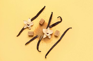 Sarı kapsüllü ve çiçekli vanilya şekeri