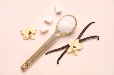 Bir kaşık vanilya şekeri, kapsüllü ve çiçekli açık arkaplan