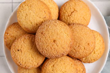 Beyaz fayanslı tatlı kurabiyeli tabak, yakın plan.