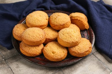 Gri fayanslı arkaplanda tatlı kurabiyeler, yakın plan.