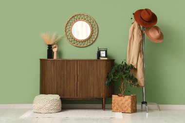 Koridorun içinde şık şapkalar, askılık ve tuvalet var.