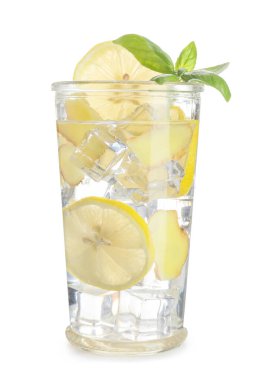 Beyaz arka planda zencefilli ve fesleğenli taze limon suyu.