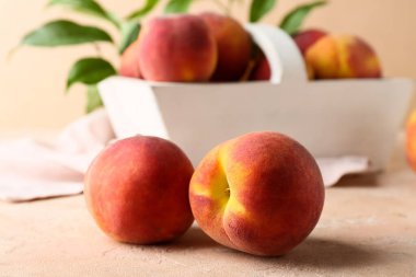 Bej arkaplanda olgun şeftaliler