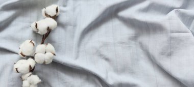 Yatak odasındaki temiz çarşafta pamuk çiçekleri filizlenir.