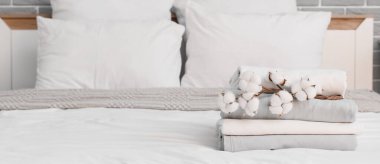 Yatak odasında pamuk çiçekli bir yığın temiz çarşaf.