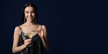 Koyu arkaplanda martini ve metin için yeri olan güzel genç bir kadın.