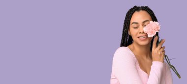 Mor arka planda karanfilli güzel bir Afro-Amerikalı kadın ve metin için yeri var.