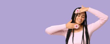 Mor arkaplan üzerinde kasımpatı olan güzel bir Afro-Amerikalı kadın ve metin için yeri var.