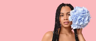 Pembe arka planda ortancalı güzel bir Afro-Amerikalı kadın ve mesaj için yeri var.