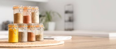 Mutfaktaki masada farklı baharatlı kavanozlar.