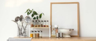 Farklı baharatlı raflar, bitki, boş çerçeve ve mutfak tezgahlarının yanındaki ışık duvarı.