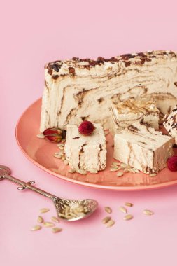 Pembe arkaplanda lezzetli mermer halkalar var.