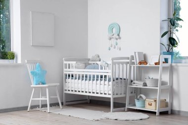 Işıl ışıl bir çocuk odası.