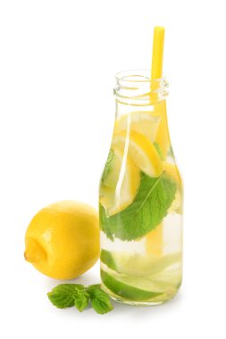 Beyaz arka planda naneli ve limonlu bir şişe lezzetli limonata.