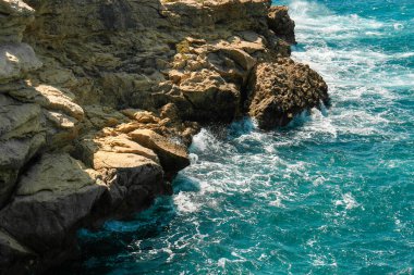 Kayalıklı güzel deniz manzarası