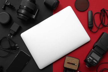 Farklı cihazlarla kompozisyon ve koyu arkaplanda modern dizüstü bilgisayar