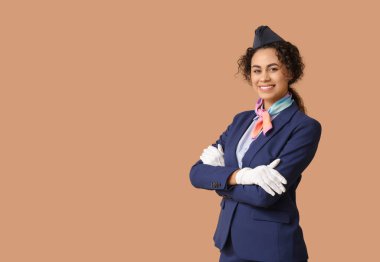 Bej arka planda güzel Afro-Amerikalı hostes