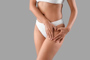 Güzel bir Afro-Amerikalı kadın. Vücudunda çatlaklar var. Gri, yakın plan kalp hareketlerini gösteriyor.