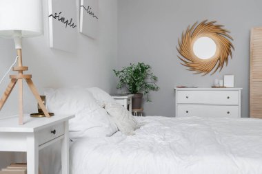 Rahat yatak, ayna ve çekmeceler odada.