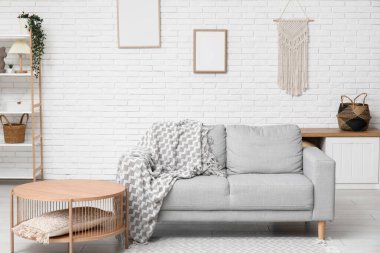 Şık kanepesi ve masası olan modern oturma odası.