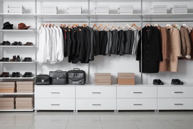 Modern erkek kıyafetleri ve aksesuarları.