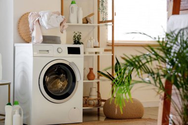 Çamaşır makinesi olan modern banyonun içi.