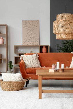 Kanepesi ve kahve masası olan bir oturma odası.