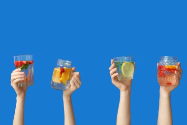 Mavi zemin üzerinde erimiş su olan birçok el