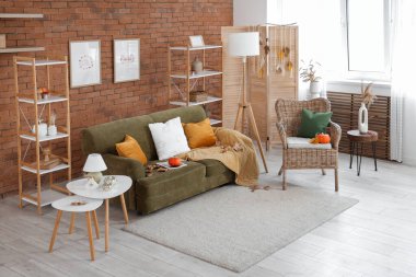 Koltuk ve kanepe, sonbaharda oturma odasının iç kısımlarında balkabakları olacak.