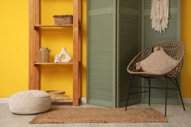 Raflama ünitesi ve yeşil katlama ekranlı oturma odasının şık bir iç mekanı.