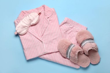 Renkli kadın pijamaları, uyku maskesi ve terlikler.