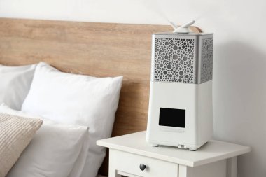 Modern hava nemlendirici açık yatak odasındaki masada.