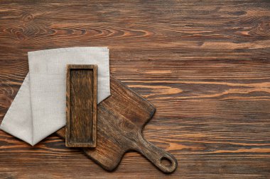 Tahta kaplı gri peçete ve ahşap kaplama tepsi