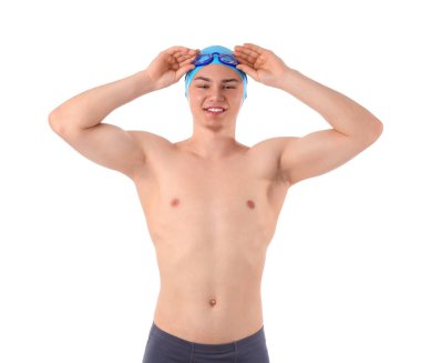 Erkek yüzücü beyaz arka plana gözlük takıyor