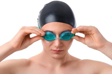 Erkek yüzücü beyaz arka plana gözlük takıyor