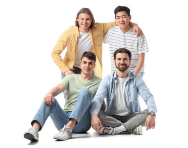 Beyaz arka planda bir grup genç adam