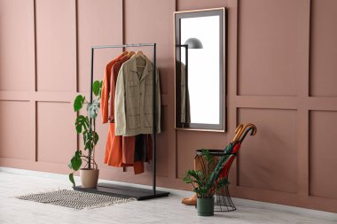 Palto askılı, aynalı ve şemsiyeli şık bir koridorun içinde.