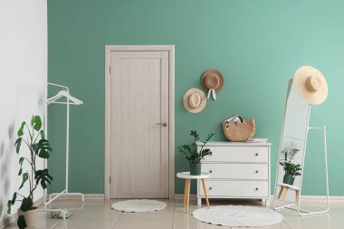 Kapısı, askısı ve tuvaleti olan şık bir koridor.