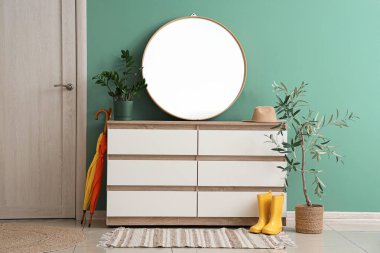 Klozet, ayna ve şemsiyeli şık koridorun içi