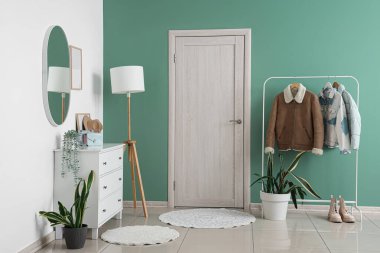 Şık koridorun içinde kapısı, lambası ve askısı var.