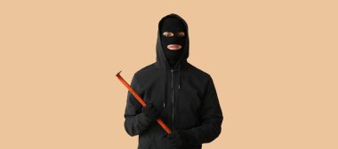 Bej arka planda levyesi olan bir erkek hırsız.