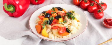 Kuskus ve hafif arka planda sebzeli tabak.