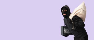 Kasası ve çantası leylak arkaplanda olan bir erkek hırsız.